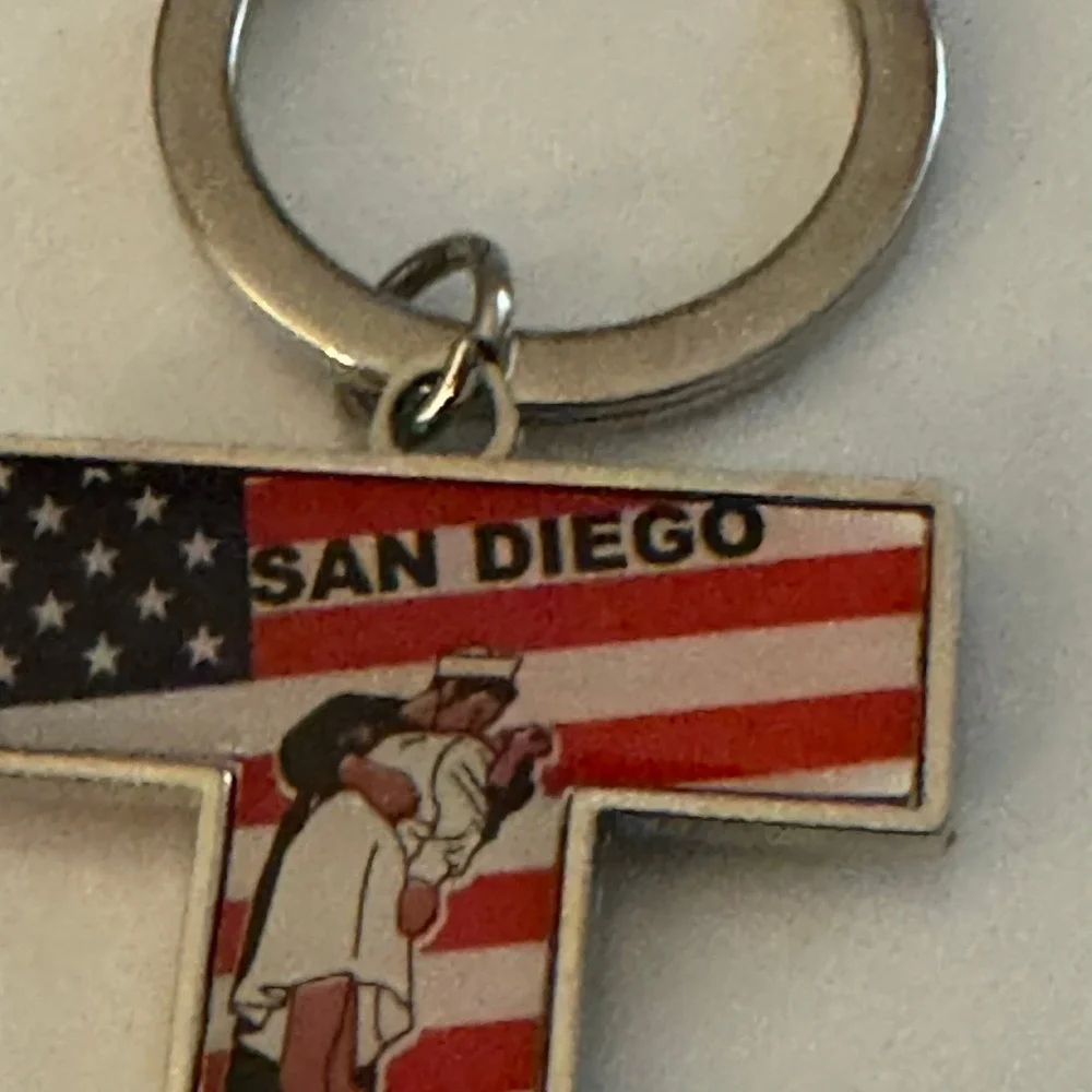 San Diego Souvenir Keychain US Navy Kissing Sailor VJ Day‎ Landmark